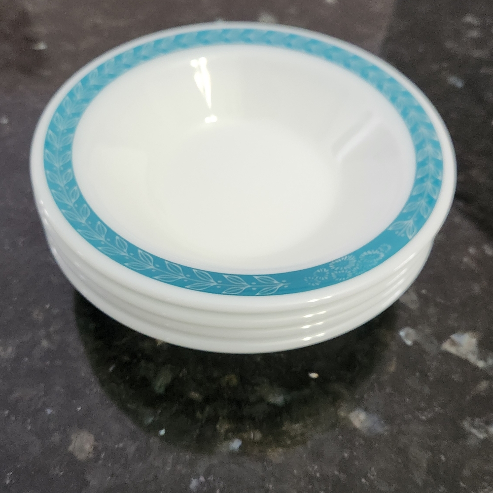4 Vintage PYREX Laurel Leaf (also known as Blue Grass ) Bowls. EUC